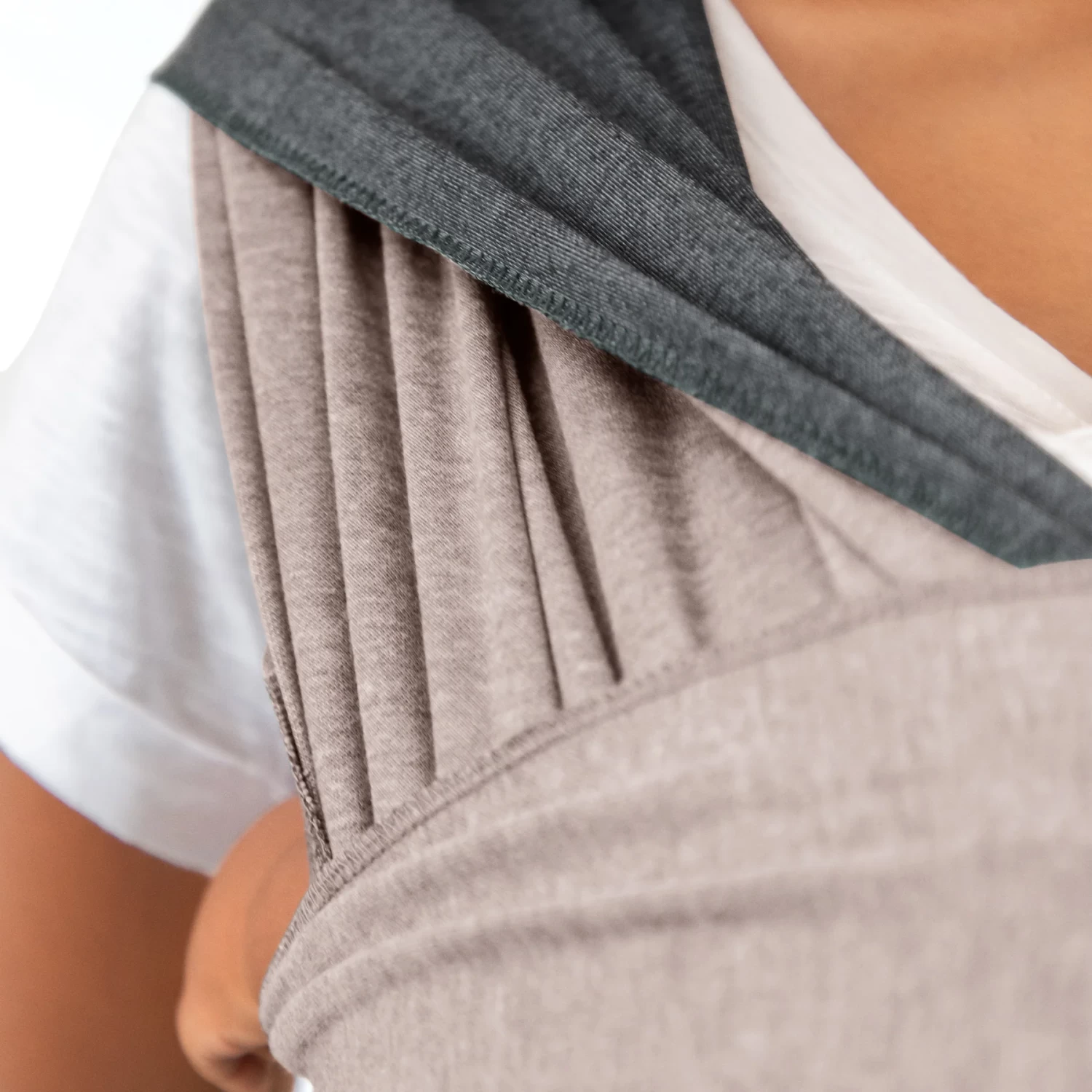 MOBY REVERSIBLE WRAP BABY CARRIER - TAUPE/CHARCOAL - Image 4